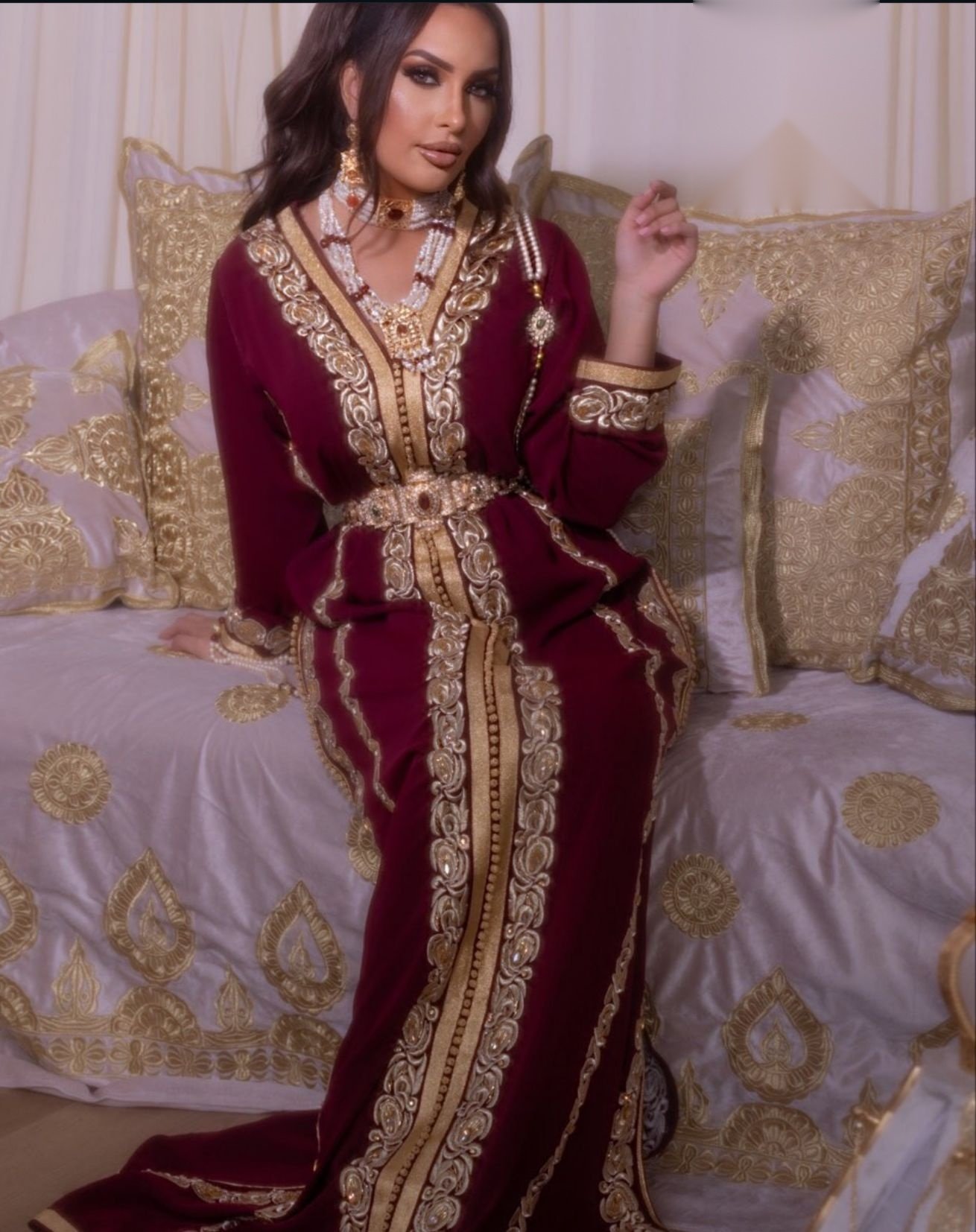 Bordeauxrode kaftan met goudkleurig borduursel te huren bij Maison Fes Breda