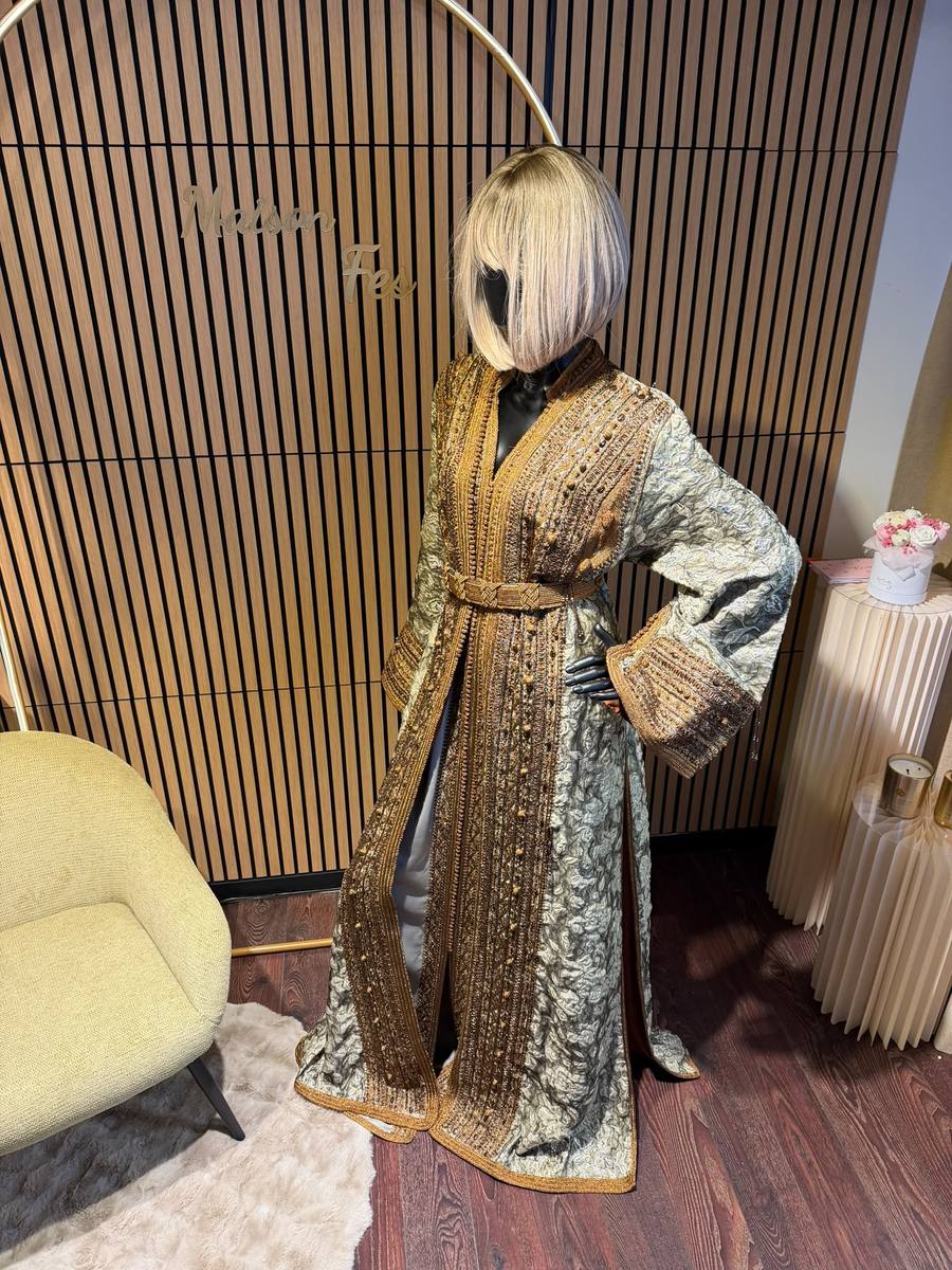 Takchita met goudkleurig borduursel te huren bij Maison Fes Breda