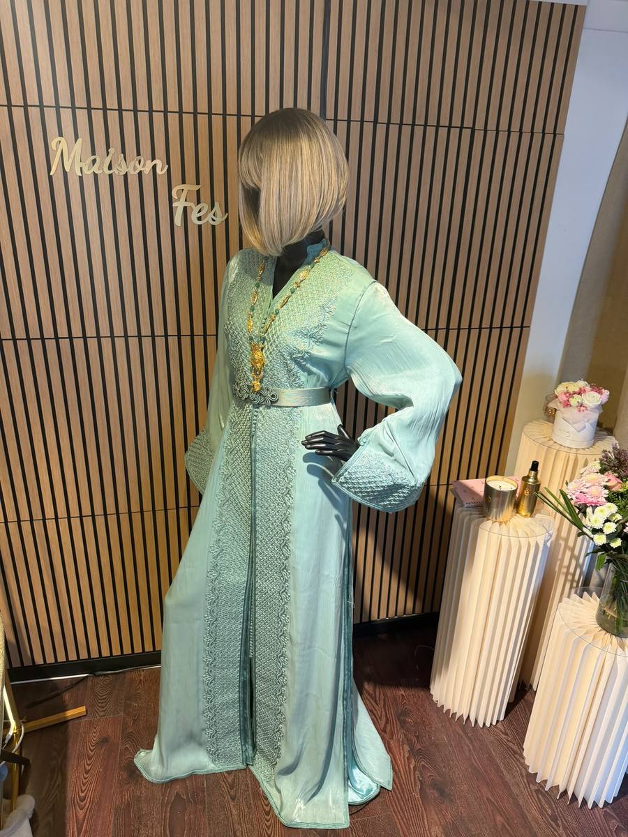 Mintgroene takchita met fijn borduursel te huren bij Maison Fes Breda