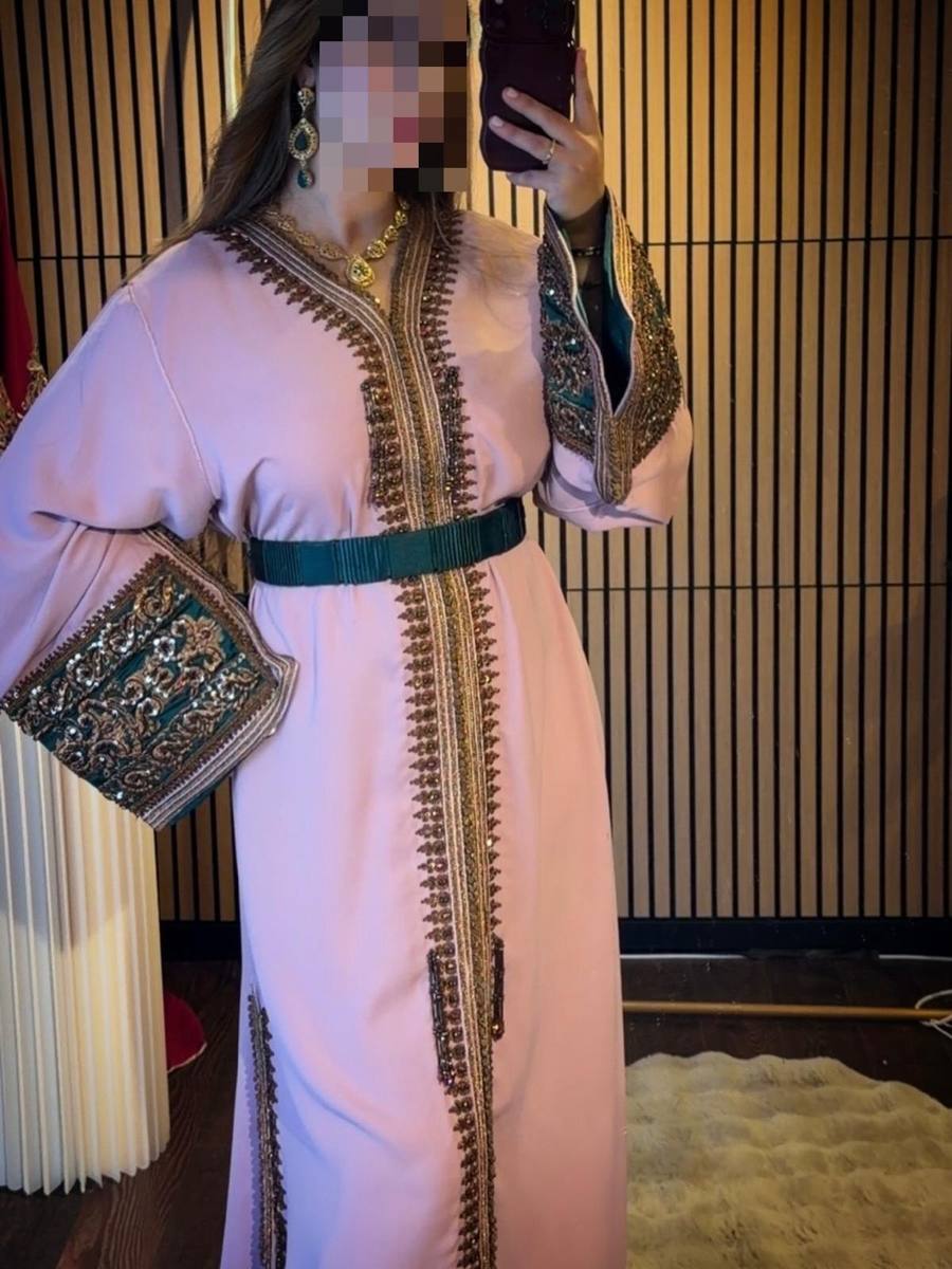 Roze kaftan met turquoise accenten te huren bij Maison Fes Breda