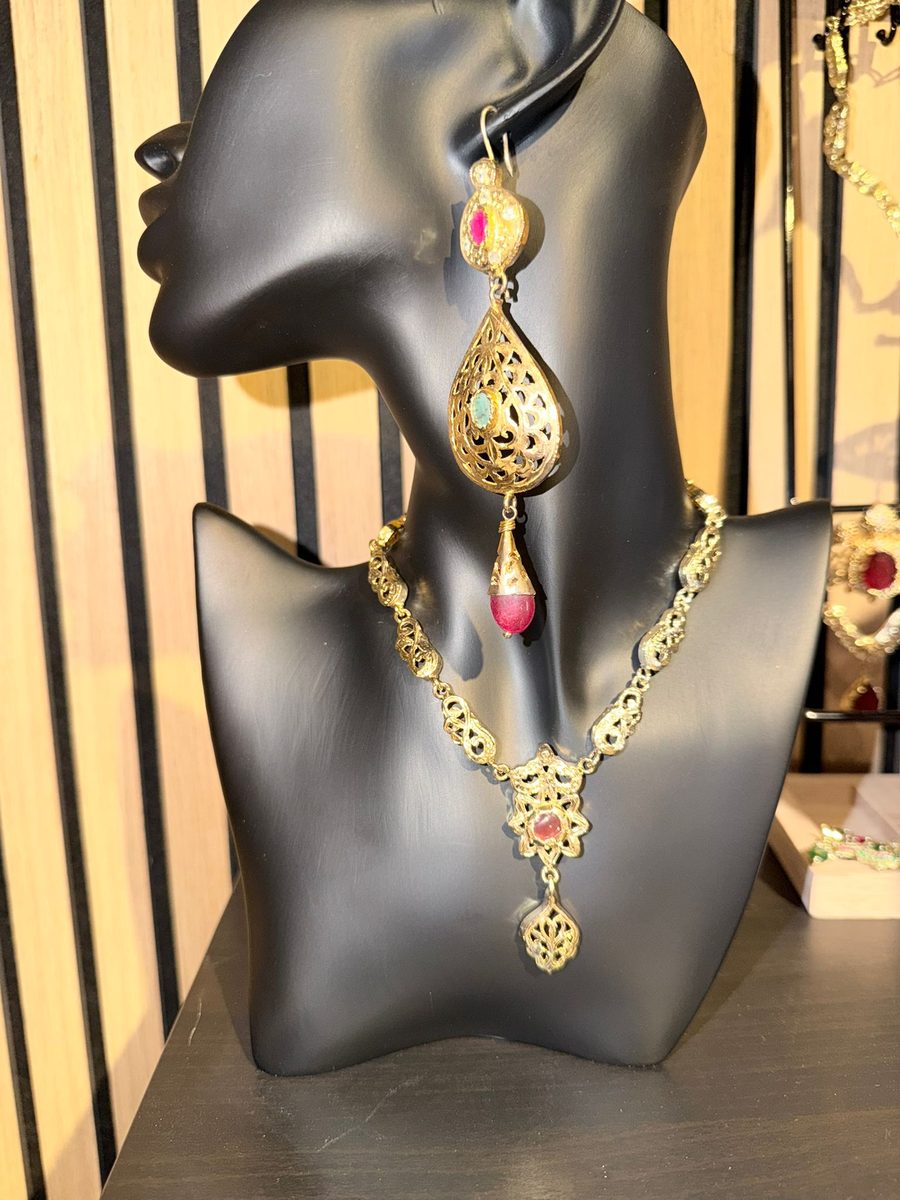 Sieraden set met oorbellen en ketting te huren bij Maison Fes Breda