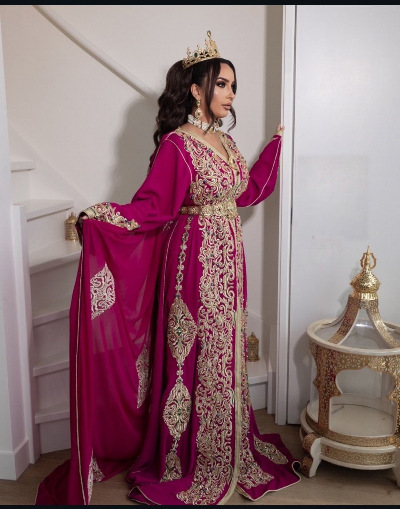 Roze takchita met goudkleurig borduursel te huren bij Maison Fes Breda